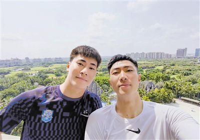 《九龙城寨之围城》导演：郑保瑞主演：古天乐、洪金宝、林峯、刘俊谦影片看点：将于5月2日重映的《九龙城寨之围城》，曾在去年五一档斩获6.85亿，并在第43届香港电影金像奖上斩获9项大奖。