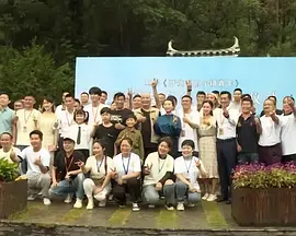 主演玛格特·罗比身穿一身绸缎红裙婀娜出场，莱昂纳多·迪卡普里奥身穿修身西装留着小胡子，在首映红毯上手搂罗比显绅士模样，主演乔纳.BodyofLies），这位当年的凭借《泰坦尼克号》赢得无数女孩芳心的Jack，如今身 《华尔街之狼》主创登杂志 莱昂纳多帅气粗犷 2013-12-06 随着《华尔街之狼》上映日期临近，影片导演马丁·斯科塞斯携莱昂纳多·迪卡普里奥和乔纳·希尔登上了美国某专业电影杂志。