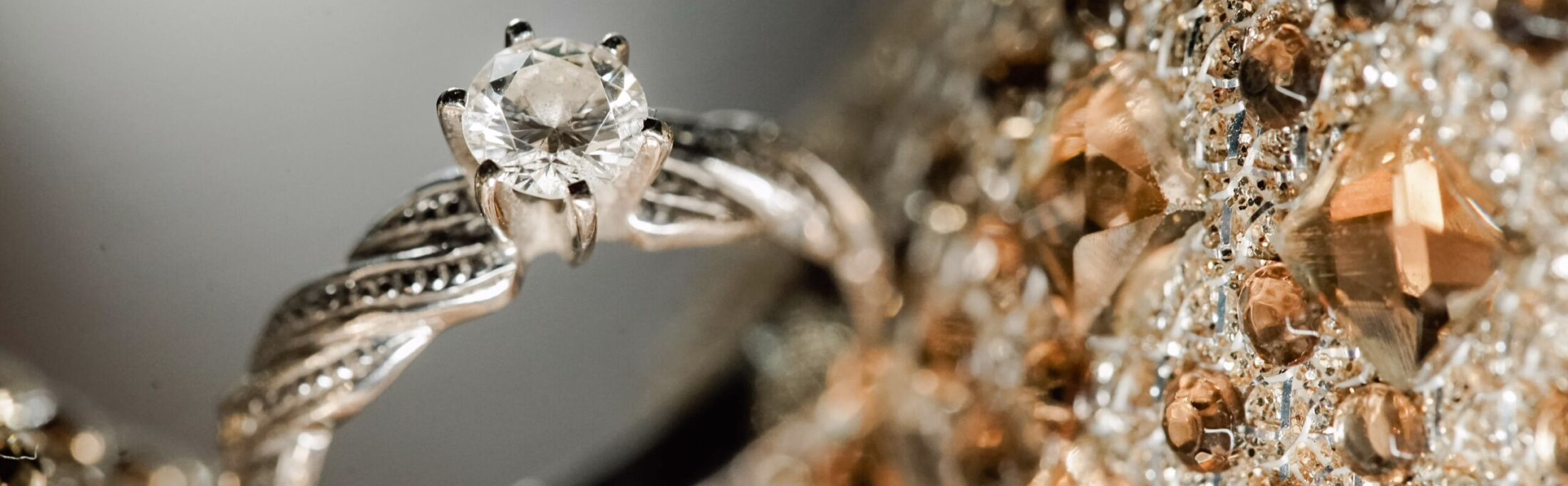 How does the condition of jewelry affect its resale value?
